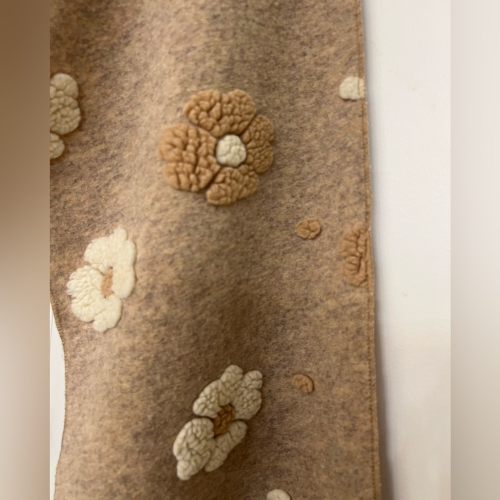 Sincerely Jules Tan Floral Scarf NWT - Picture 5 of 9